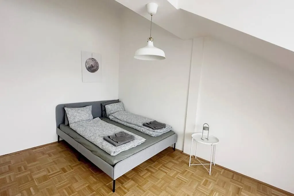 Cozy & New With Balcony View location